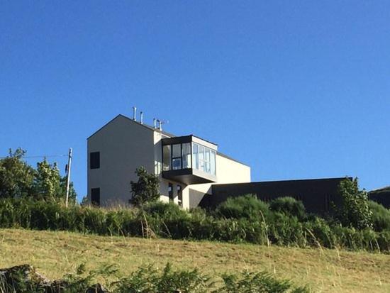 une maison assise au sommet d'une colline dans l'établissement Linar Do Rei, à Linares