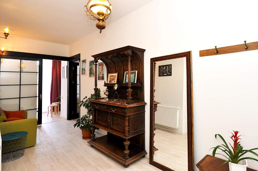 - un salon avec un miroir et une ancienne horloge de grand-père dans l'établissement Centre Apartment Old Tbilisi, à Tbilissi