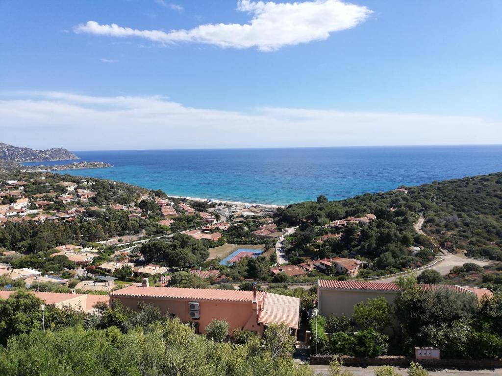 a view of a town and the ocean at Il Moro in Geremèas