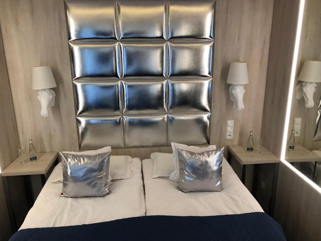 Un pat sau paturi într-o cameră la Hotel Imperium