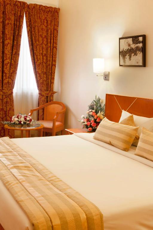 Postel nebo postele na pokoji v ubytování Landmark Hotel