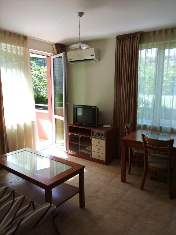 A television and/or entertainment centre at Apartment in Complex TARA