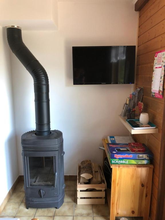 TV a/nebo společenská místnost v ubytování Chalet LE TREMPLIN - wifi, BBQ, parking