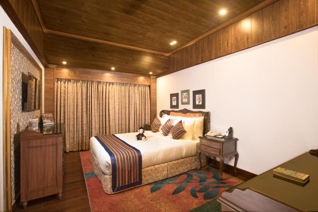 Postel nebo postele na pokoji v ubytování MAYFAIR Himalayan Spa Resort