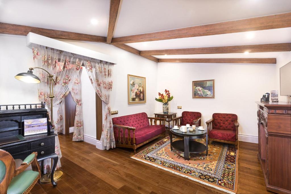 Posezení v ubytování MAYFAIR Himalayan Spa Resort