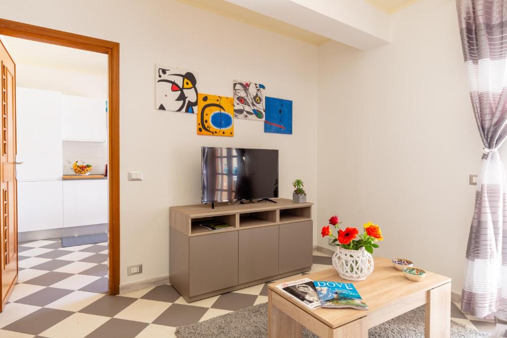 Telewizja i/lub zestaw kina domowego w obiekcie Residenza del Duca - Casteldaccia 2 camere
