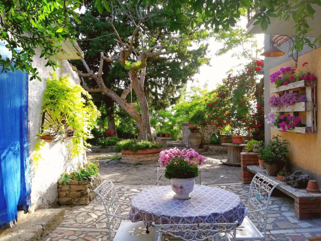 une terrasse avec une table et un vase de fleurs. dans l'établissement Sicilian Mountain Oasis, à Nicosia