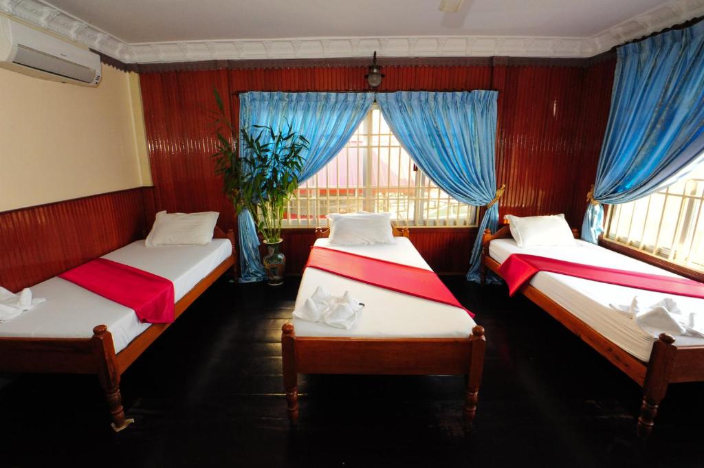 Postel nebo postele na pokoji v ubytování Okay Guesthouse Phnom Penh
