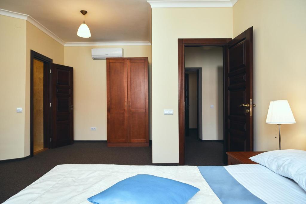 Postel nebo postele na pokoji v ubytování Hotel Patriarshyi