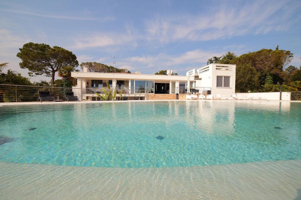 une grande piscine en face d'une maison dans l'établissement AgriturismoB&B Loggia Degli Artisti, à Palazzolo dello Stella