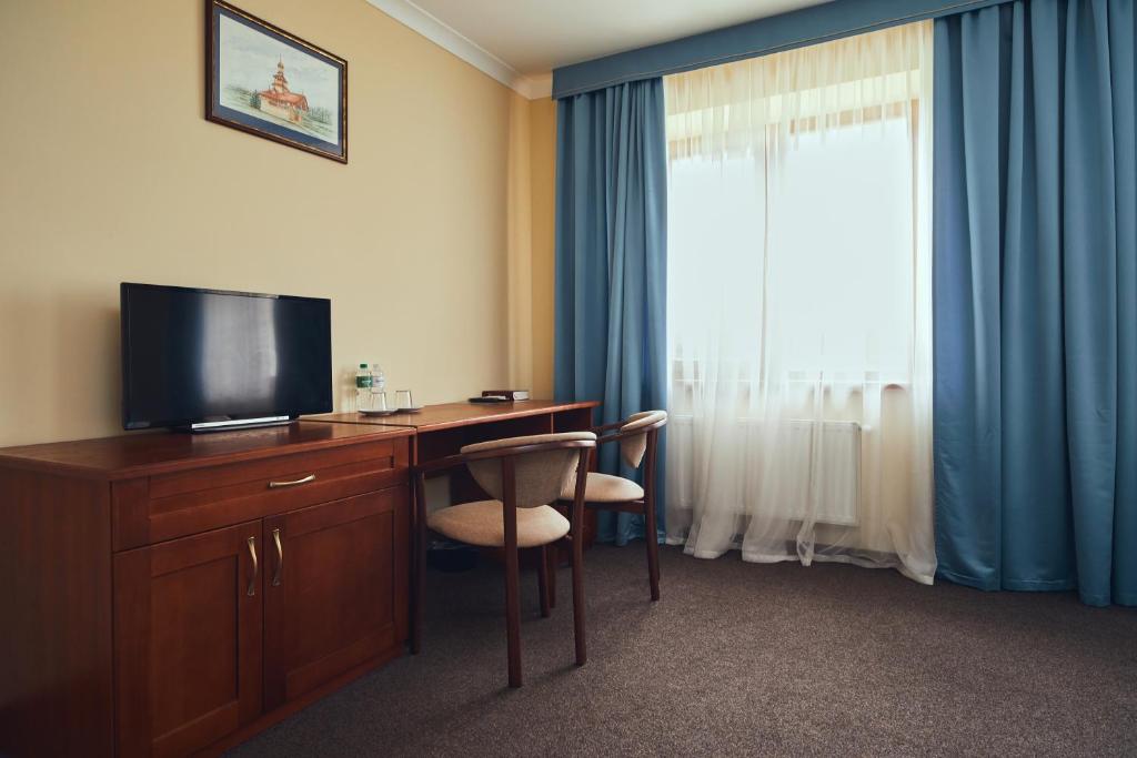 TV a/nebo společenská místnost v ubytování Hotel Patriarshyi
