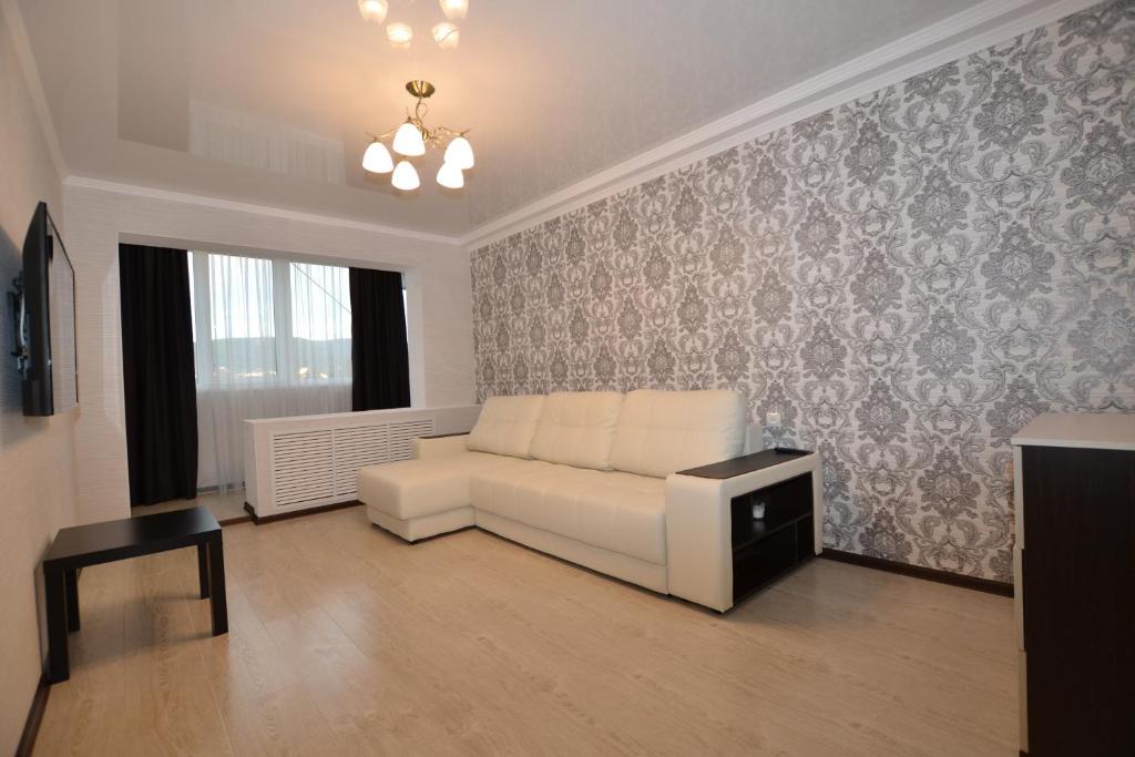 キスロヴォツクにあるApartment in centre of Kislovodskのリビングルーム(白いソファ、テレビ付)