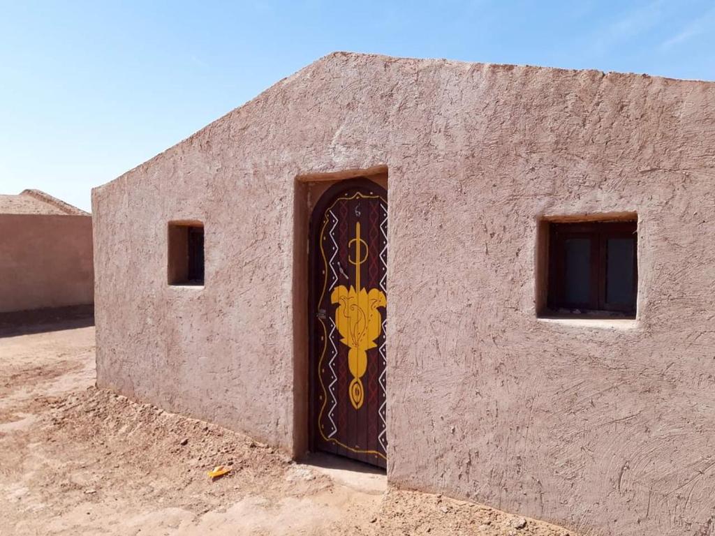 a building with a door with a lion painted on it at Bivouac Mélodie du désert in Mhamid