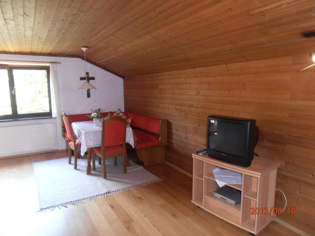 TV a/nebo společenská místnost v ubytování Haus Schneider