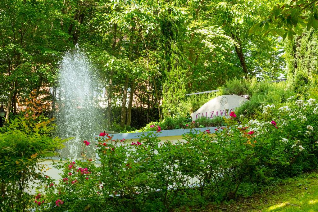 A garden outside Boutique Hotel Calzavecchio