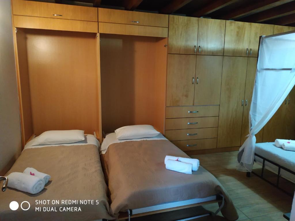 Postel nebo postele na pokoji v ubytování Savvas Studios