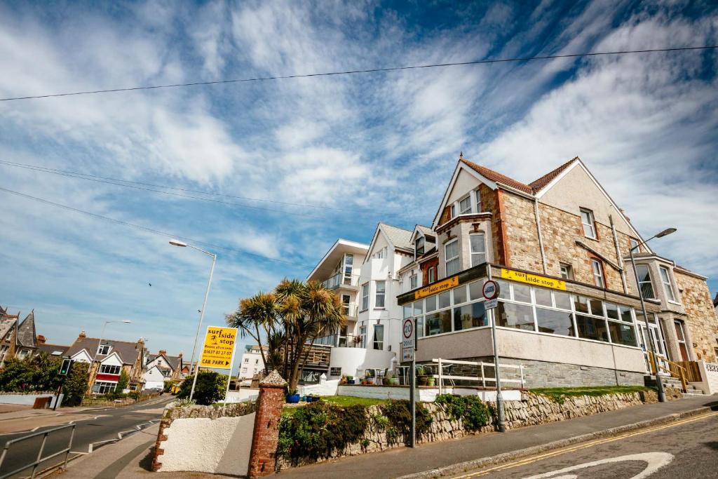 un edificio sul lato di una strada di Surfside Stop a Newquay