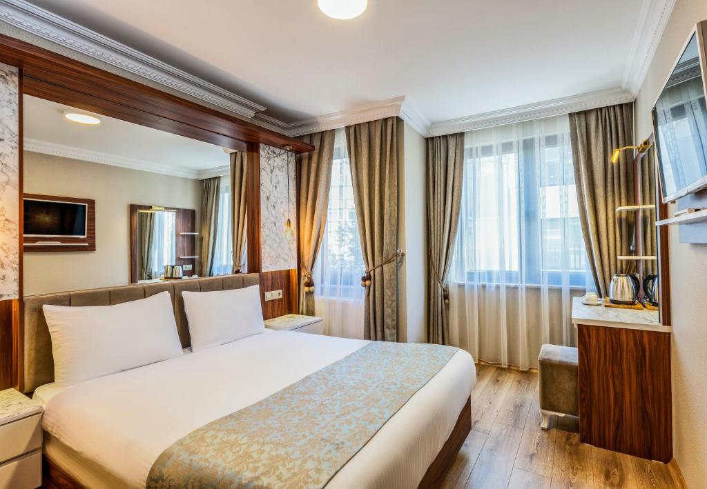 Una habitación de hotel con una cama y una ventana. en Kupeli Hotel, en Estambul