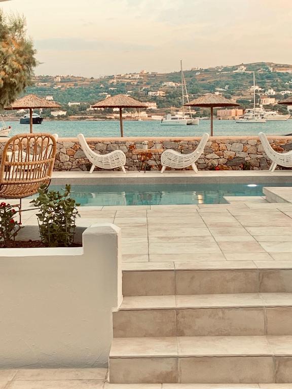 Bazén v ubytování Alidian bay Suites Leros nebo v jeho okolí