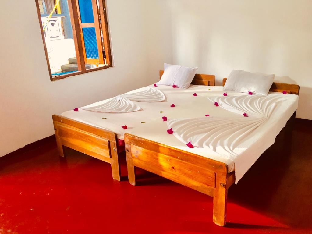 Postel nebo postele na pokoji v ubytování Shashini Beach Resort