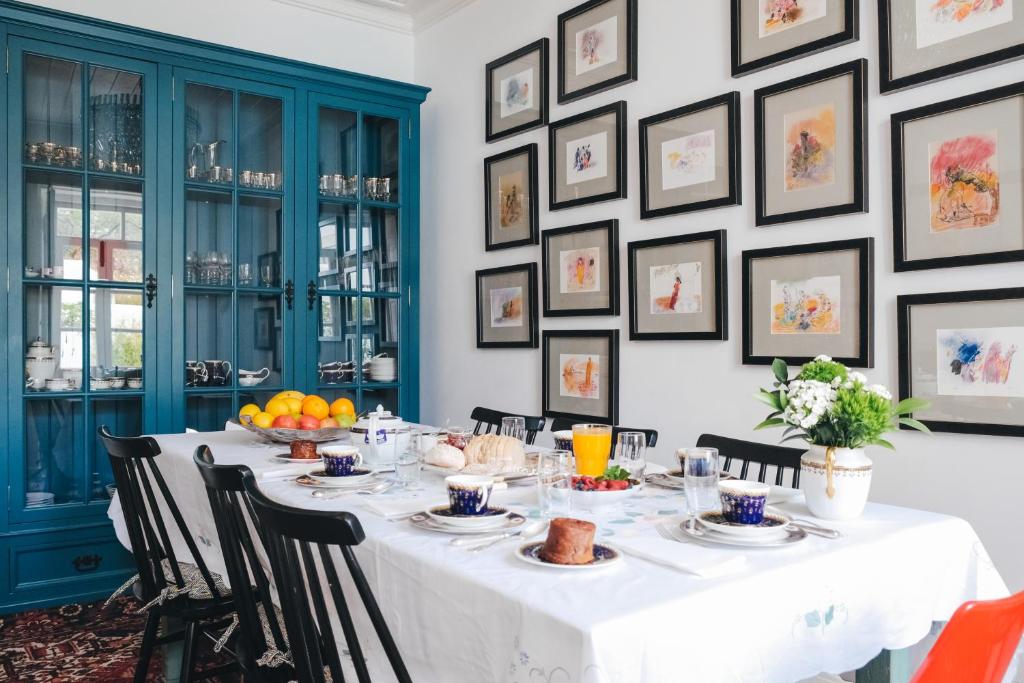 een eetkamer met een tafel met eten erop bij São Paulo Boutique Hotel - SPBH in Tavira