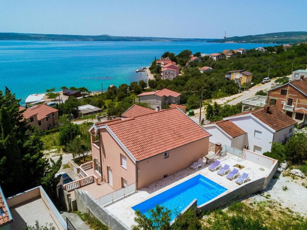 una vista aérea de una casa con piscina en Capacious Holiday Home in Maslenica, en Maslenica