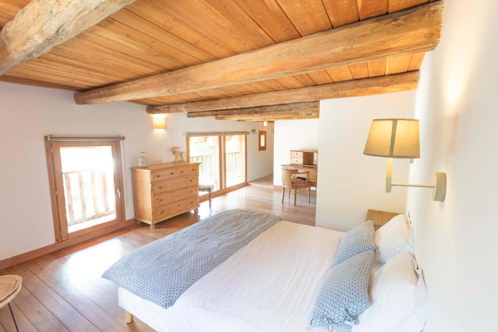 Giường trong phòng chung tại Chambre double avec salle de bain dans chalet cosy