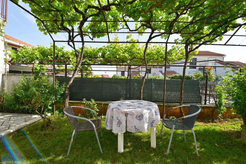 Ogród w obiekcie Apartments Ivan 41
