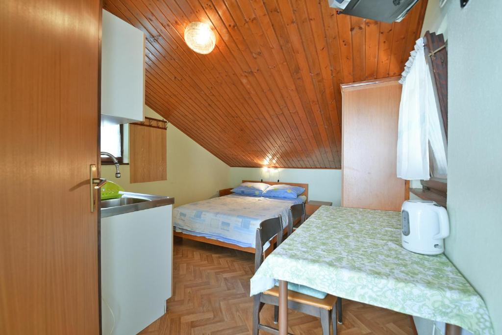 Łóżko lub łóżka w pokoju w obiekcie Apartments Ivan 41