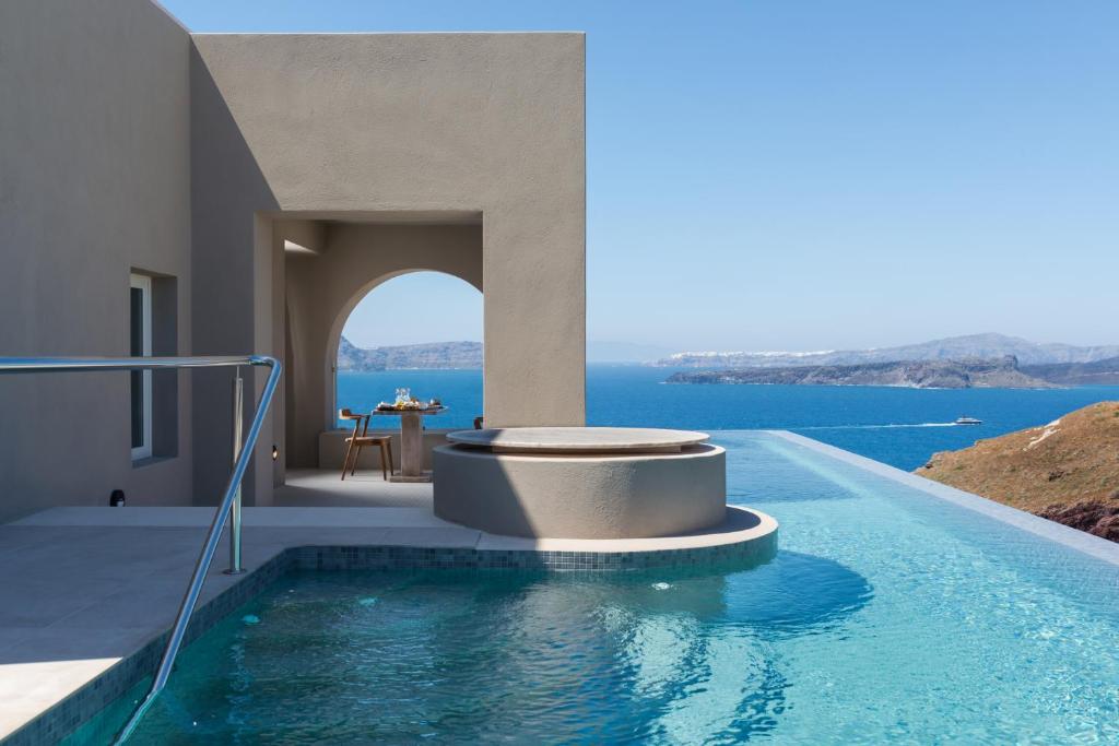 una piscina con vista al mar en Arota Exclusive Villas, en Akrotiri