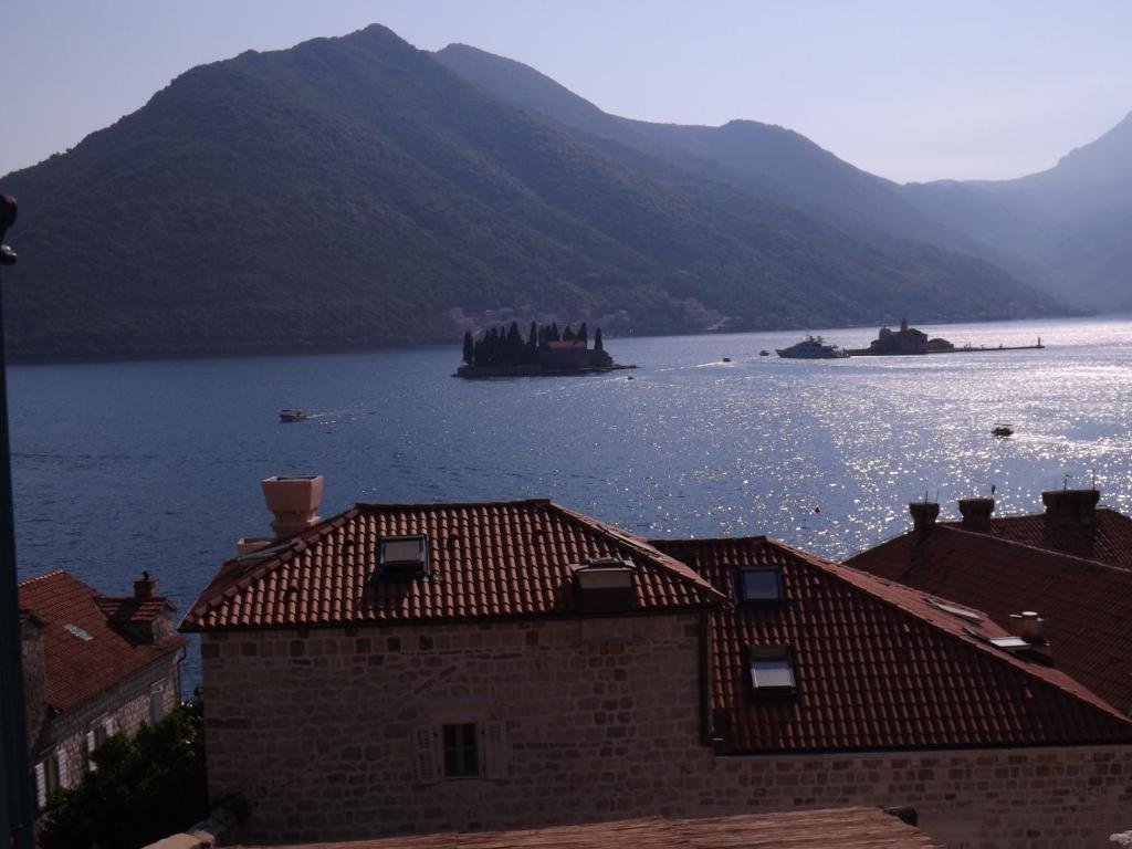 een uitzicht op een grote hoeveelheid water met bergen bij Gudelj Apartments in Perast