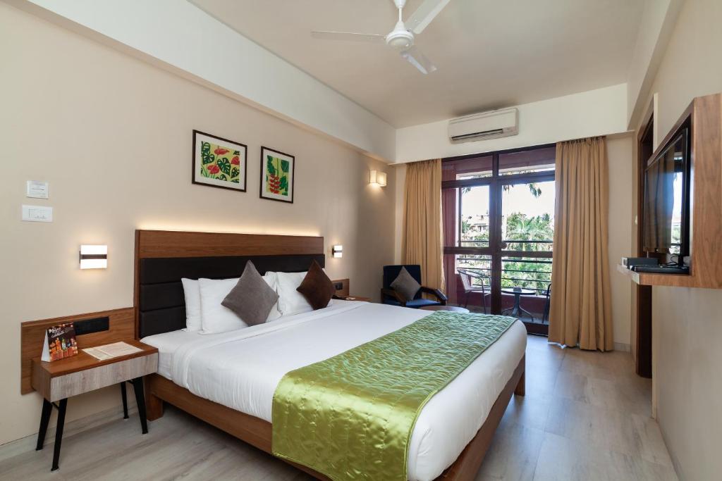 Postel nebo postele na pokoji v ubytování Somy Plaza Calangute Goa - Formerly Somy Resort