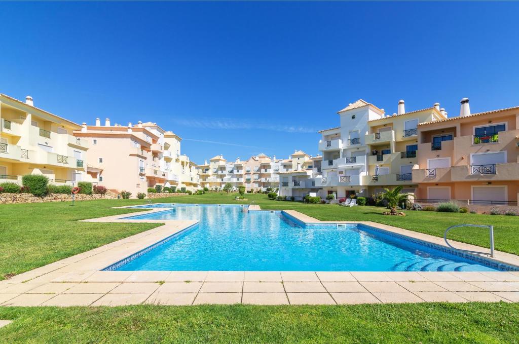 una piscina frente a algunos edificios de apartamentos en Jardins Santa Eulalia by Garvetur, en Albufeira