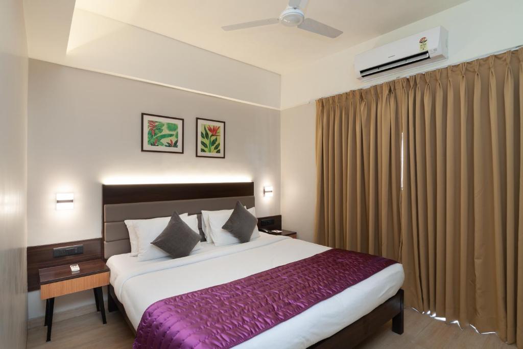 Postel nebo postele na pokoji v ubytování Somy Plaza Calangute Goa - Formerly Somy Resort