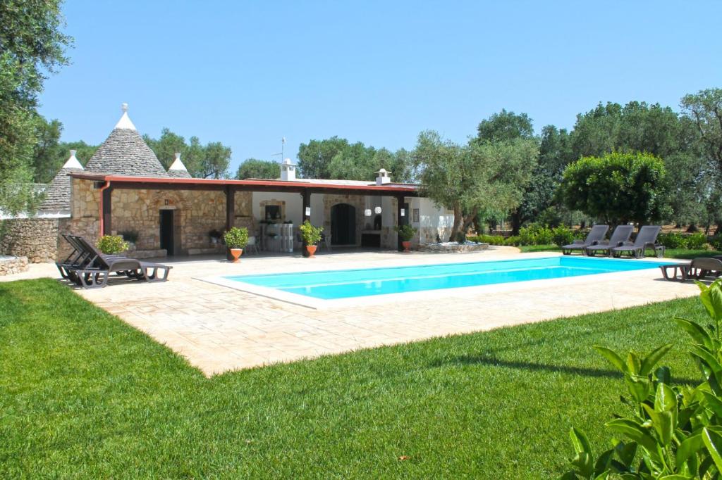 Bazén v ubytování Trullo degli Augelli nebo v jeho okolí