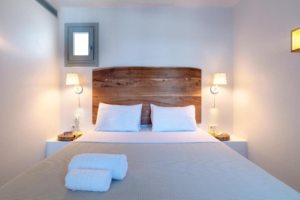 Paros Comfy Suitesにあるベッド