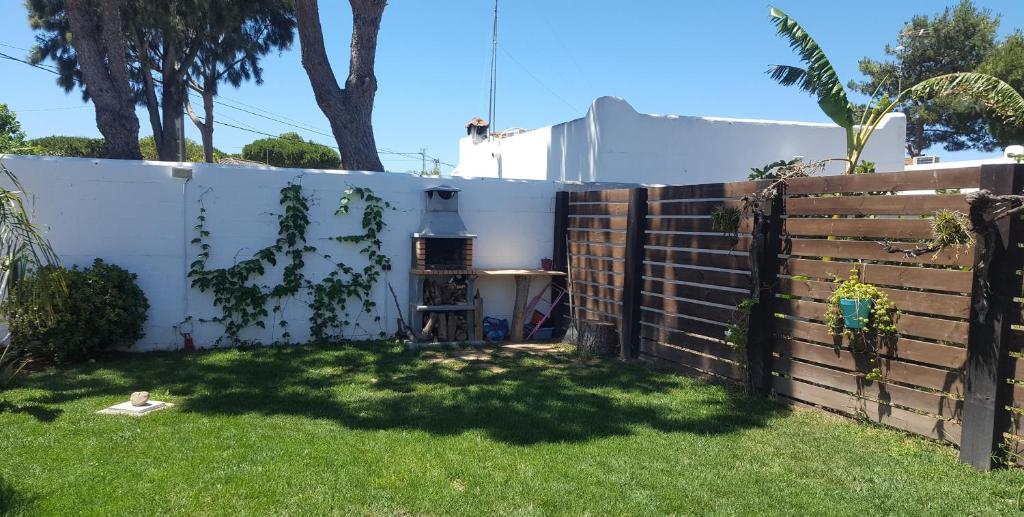 扎霍拉的住宿－Casa Baro，后院设有围栏和绿草庭院