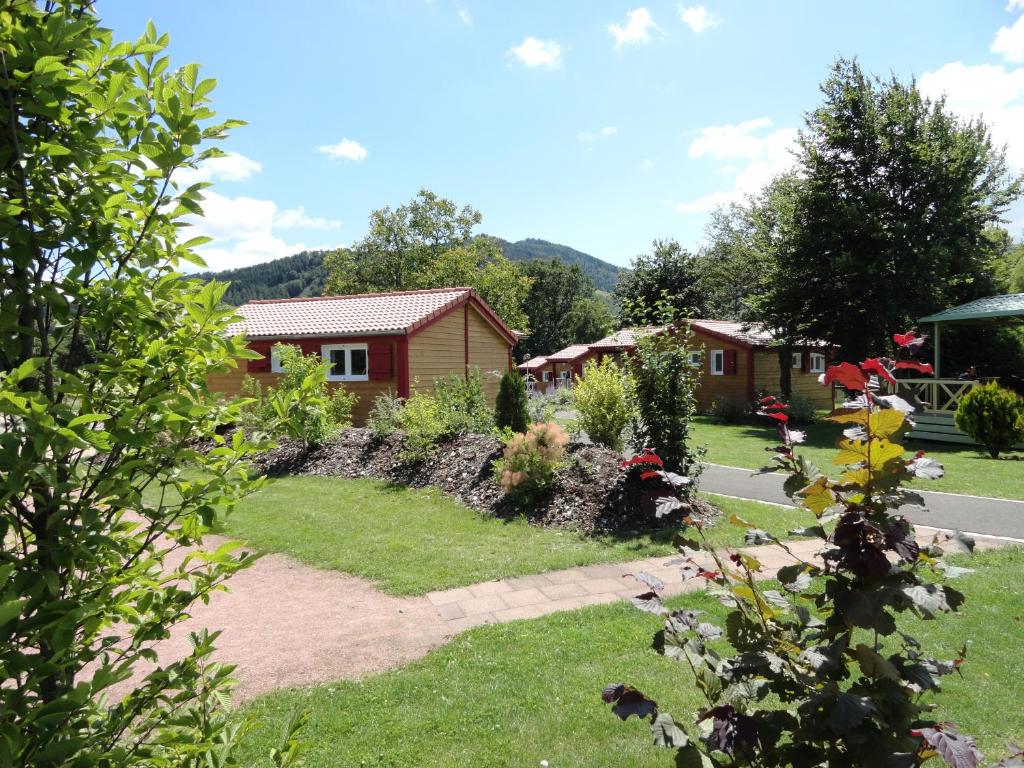 a garden in front of a house at Flower Camping les Bouleaux in Ranspach