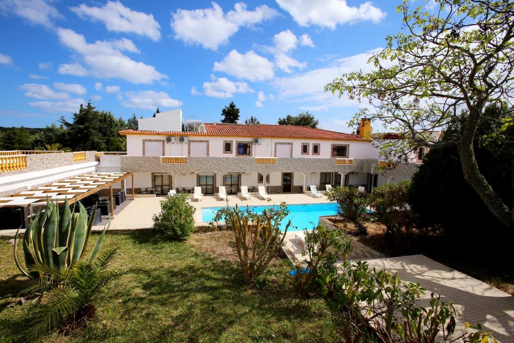 an image of a villa with a swimming pool at Belo Horizonte in Luz