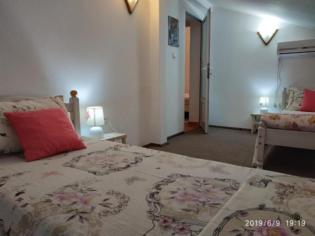 Postel nebo postele na pokoji v ubytování Rali Apartments