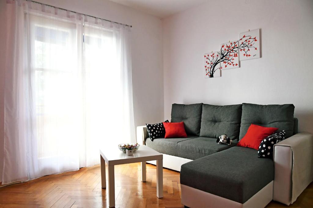 - un salon avec un canapé et une table dans l'établissement HOME WITH A VIEW, à Lovran