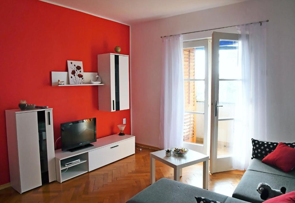 TV a/nebo společenská místnost v ubytování HOME WITH A VIEW