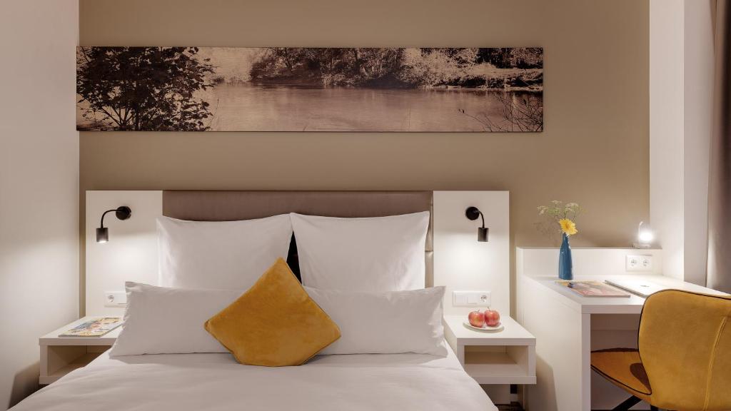 Amper Art Hotel - Standard Queen Room