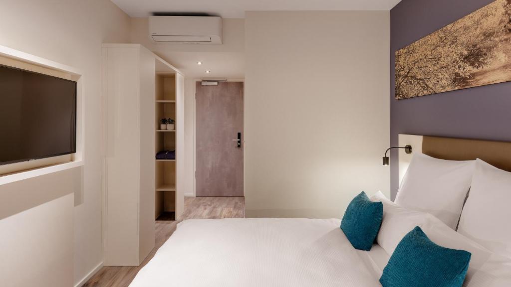Amper Art Hotel - Deluxe Queen Room