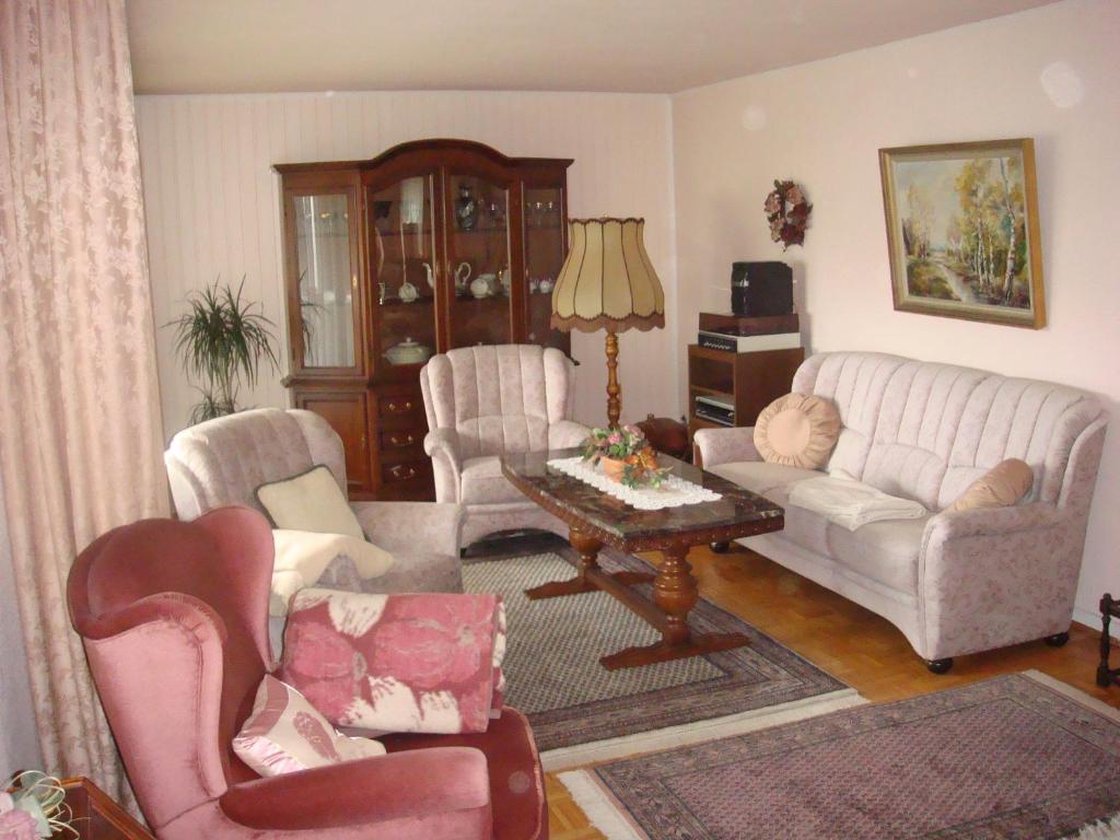 ein Wohnzimmer mit 2 Sofas und einem Tisch in der Unterkunft Ferienwohnung Trier in Trier
