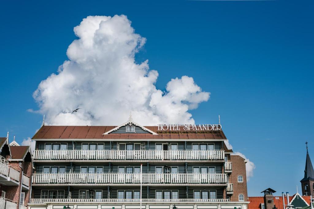 ein Gebäude mit einem Rauchstapel darüber in der Unterkunft Hotel Spaander BW Signature Collection in Volendam