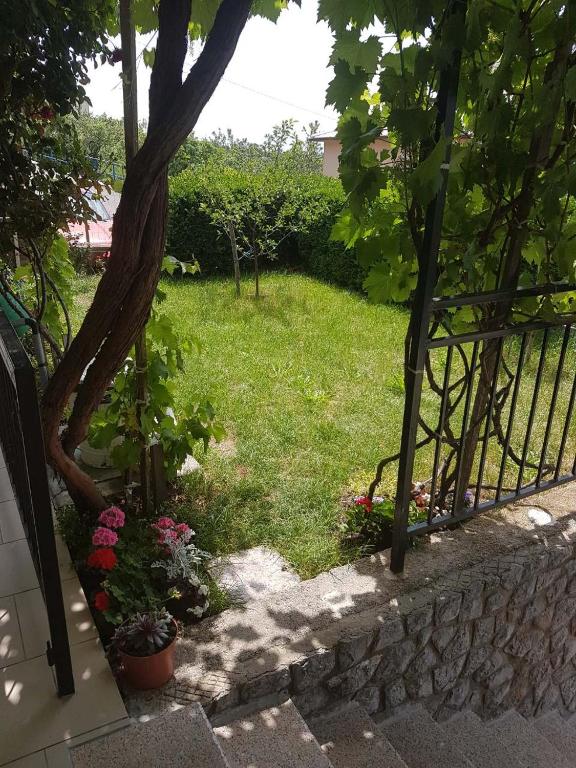 Vonkajšia záhrada v ubytovaní Apartment Skale