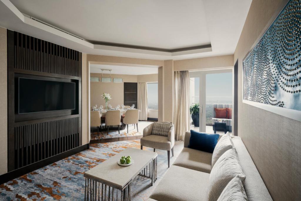 TV a/nebo společenská místnost v ubytování Shangri-La Eros New Delhi