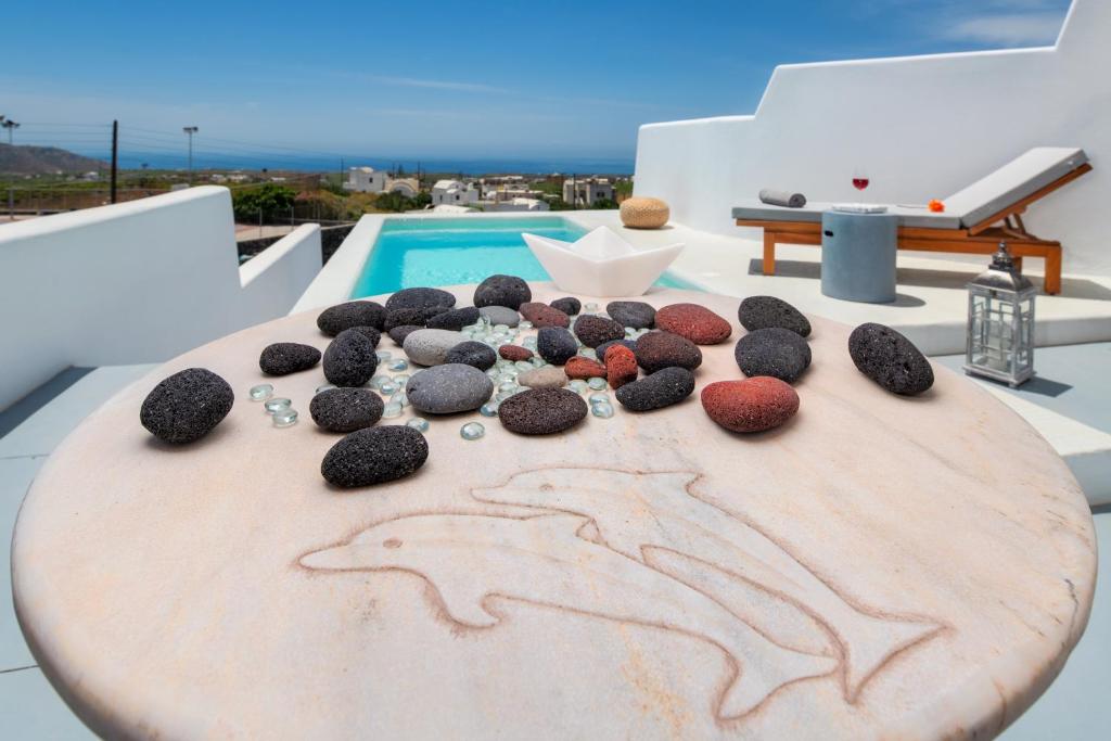 a wooden table with rocks on top of a house at MILESTONE VILLAS in Megalokhori