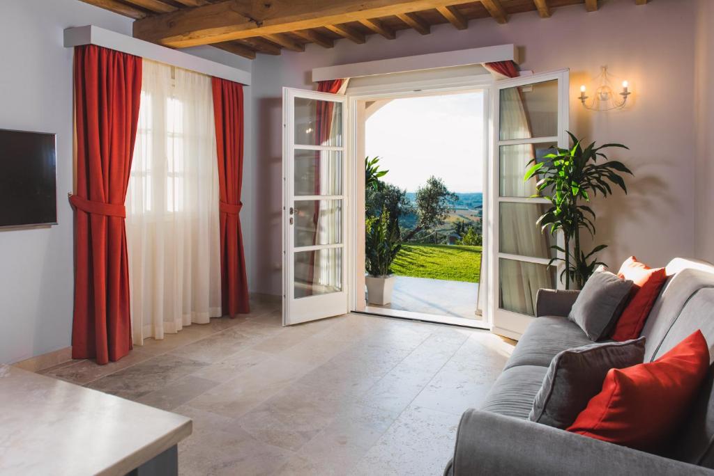 A television and/or entertainment centre at Relais dei Molini - Villa dei Molini